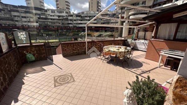 casa indipendente in affitto a Napoli in zona San Carlo all'Arena