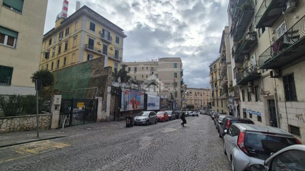 locale commerciale in affitto a Napoli in zona Arenella