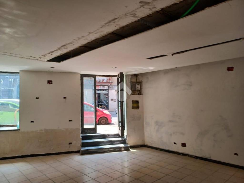 negozio in affitto a Napoli in zona Secondigliano