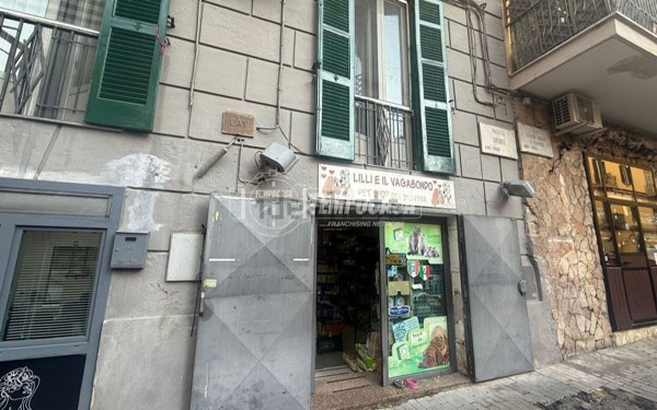 locale commerciale in affitto a Napoli in zona Vomero
