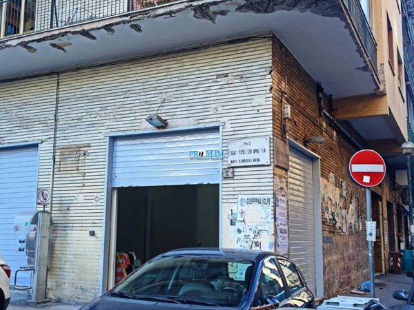 negozio in affitto a Napoli in zona San Carlo all'Arena