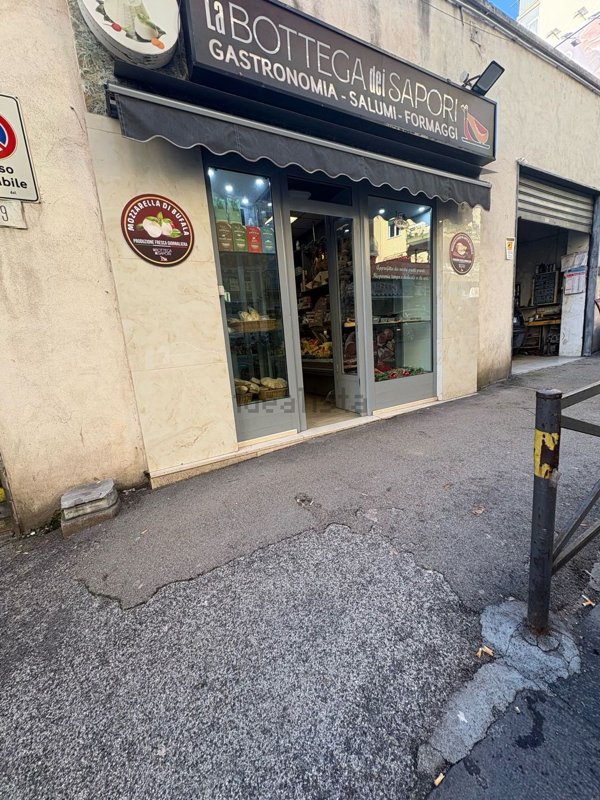 negozio in affitto a Napoli in zona Arenella