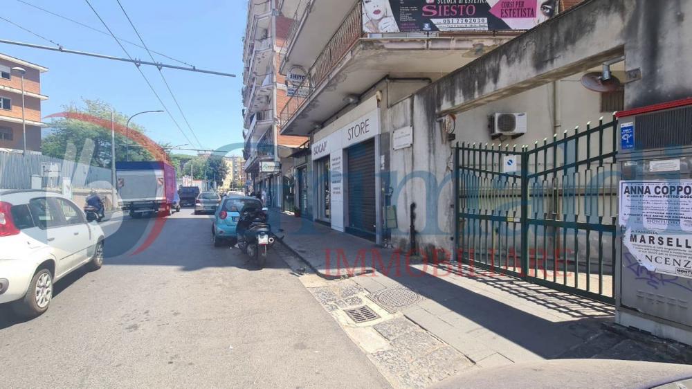 negozio in affitto a Napoli