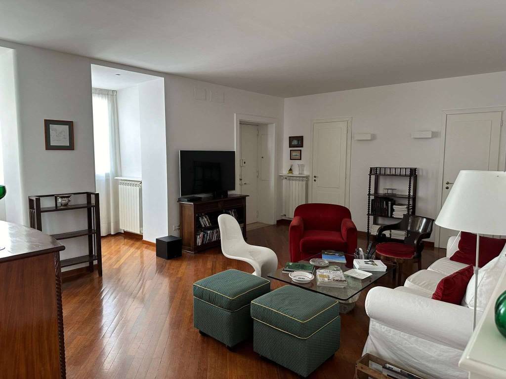 appartamento in affitto a Napoli in zona Chiaia