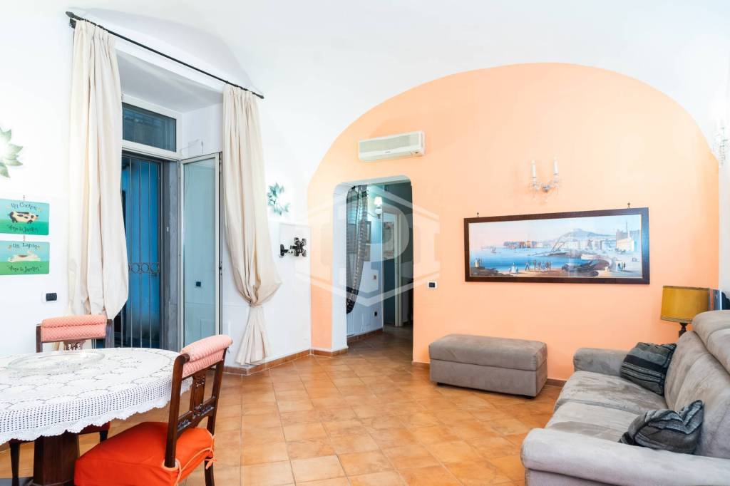 appartamento in affitto a Napoli in zona Chiaia