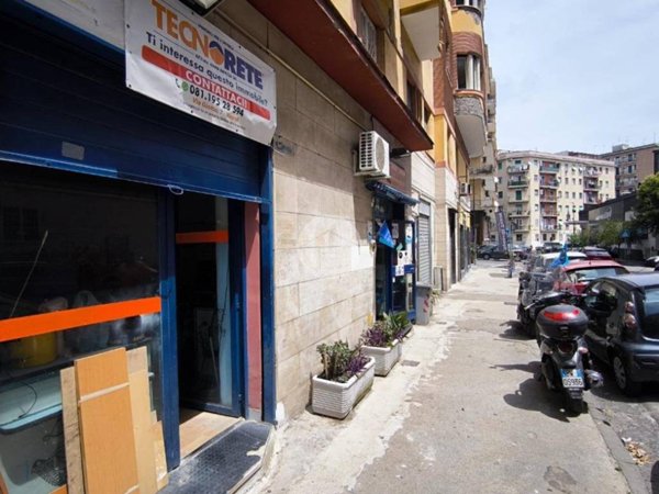 negozio in affitto a Napoli in zona Arenella