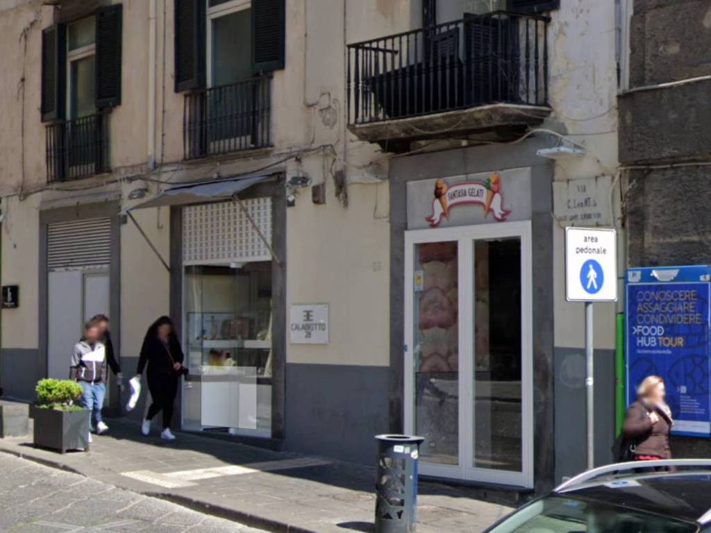 negozio in affitto a Napoli in zona Chiaia