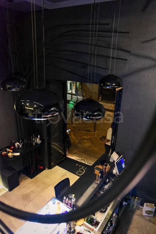 negozio in affitto a Napoli in zona Chiaia