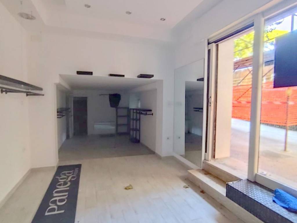 negozio in affitto a Napoli in zona Camaldoli