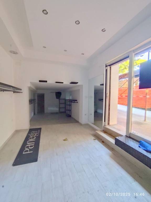 negozio in affitto a Napoli in zona Capodimonte / Colli Aminei