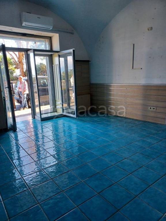 negozio in affitto a Napoli in zona Posillipo