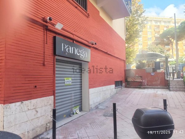 locale commerciale in affitto a Napoli