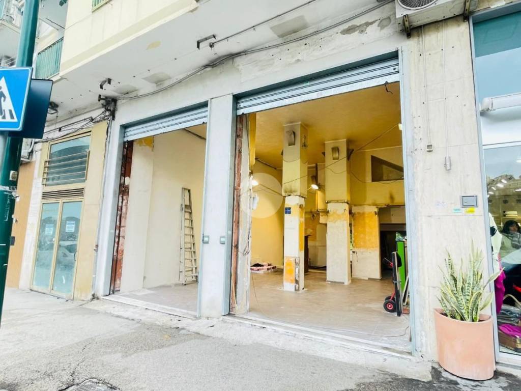 negozio in affitto a Napoli in zona Fuorigrotta