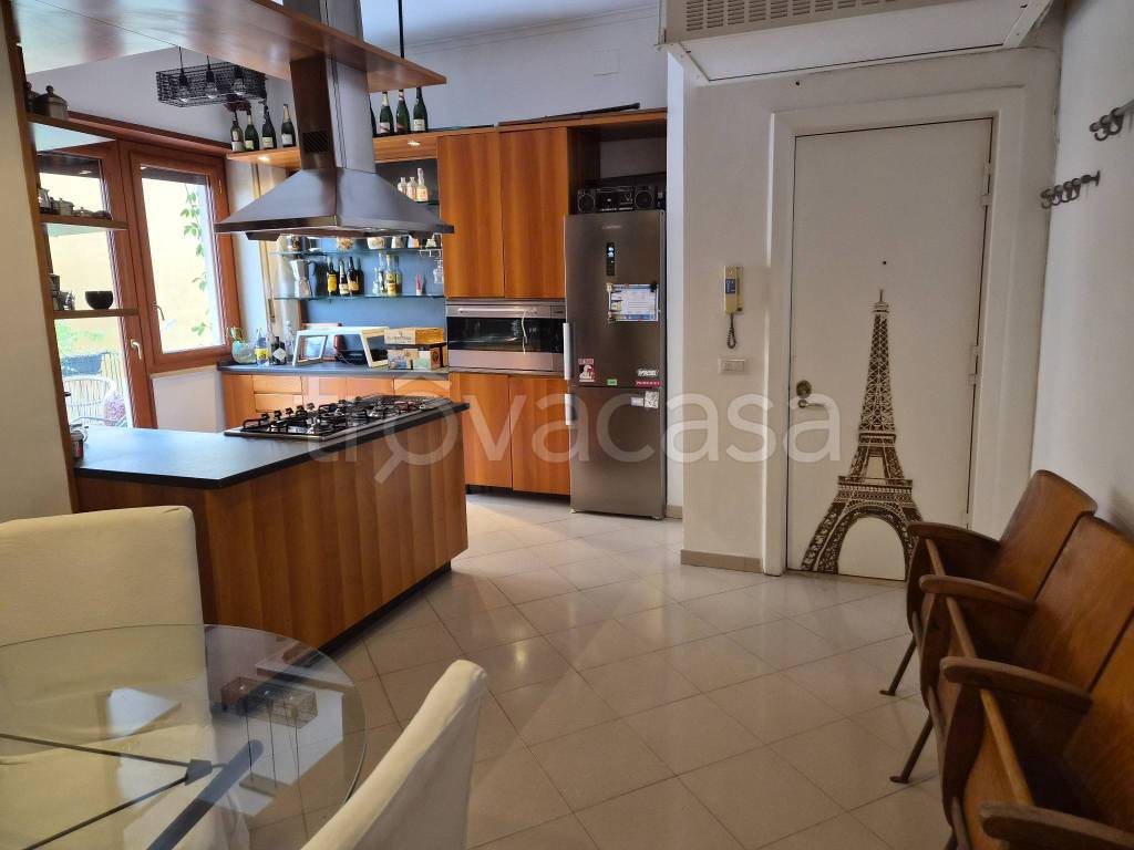 appartamento in affitto a Napoli in zona Chiaia