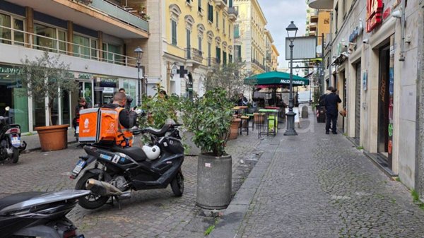 negozio in affitto a Napoli in zona Vomero