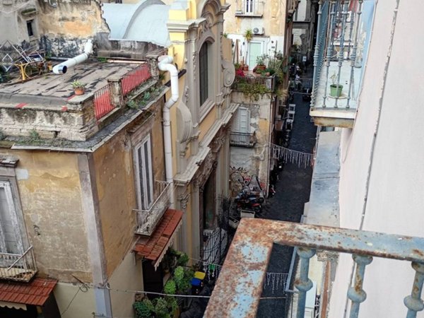 negozio in affitto a Napoli in zona Stella