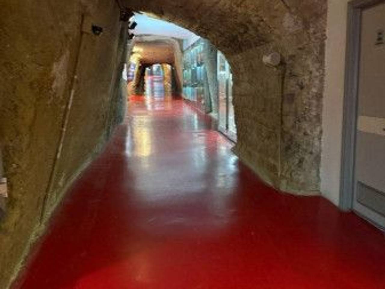 negozio in affitto a Napoli in zona Chiaia