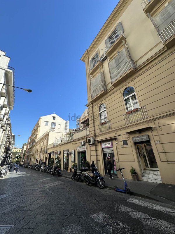 negozio in affitto a Napoli in zona Chiaia