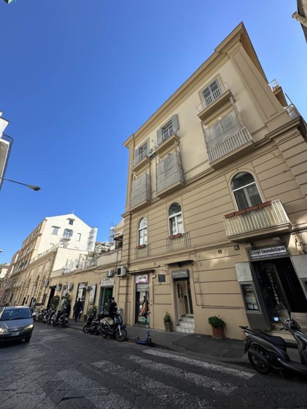 negozio in affitto a Napoli in zona Chiaia
