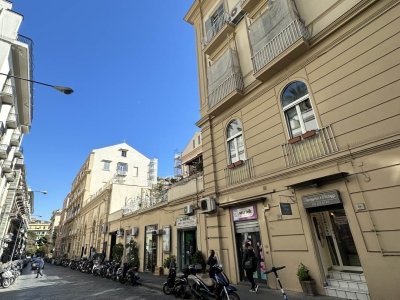 negozio in affitto a Napoli in zona Chiaia