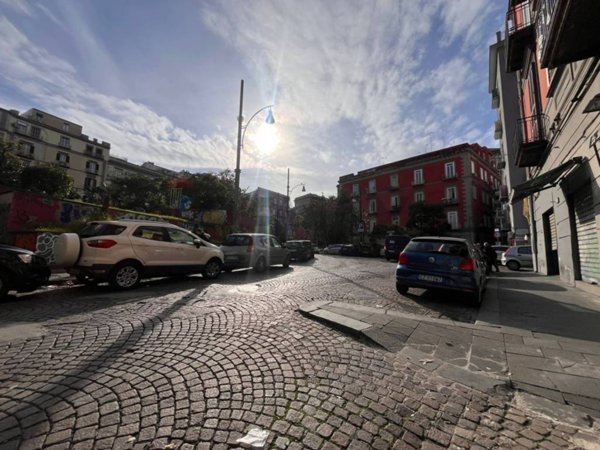 negozio in affitto a Napoli in zona Stella