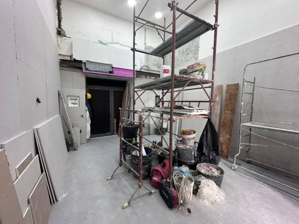 negozio in affitto a Napoli in zona Secondigliano