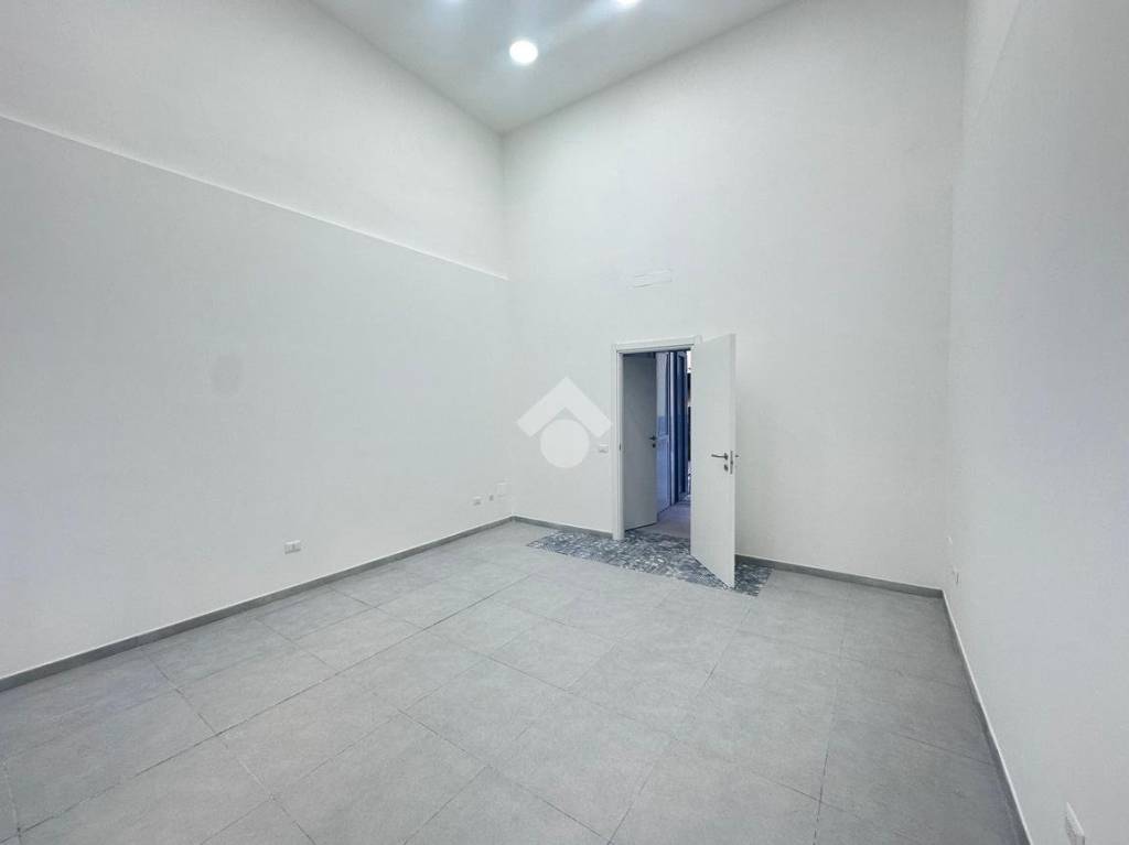 negozio in affitto a Napoli in zona Secondigliano