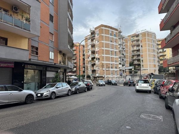 locale commerciale in affitto a Napoli in zona Arenella