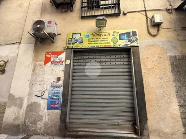 negozio in affitto a Napoli in zona Stella