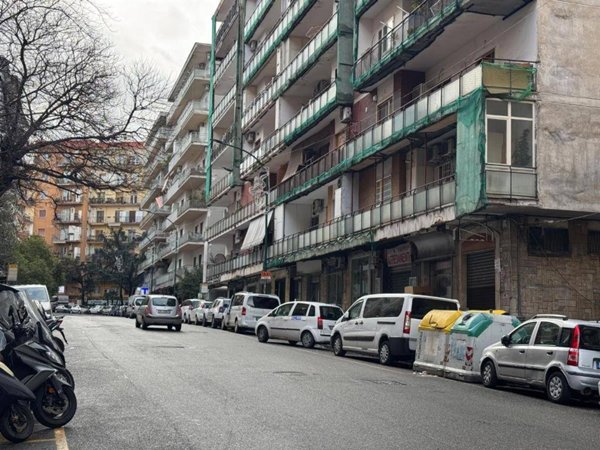negozio in affitto a Napoli in zona Arenella