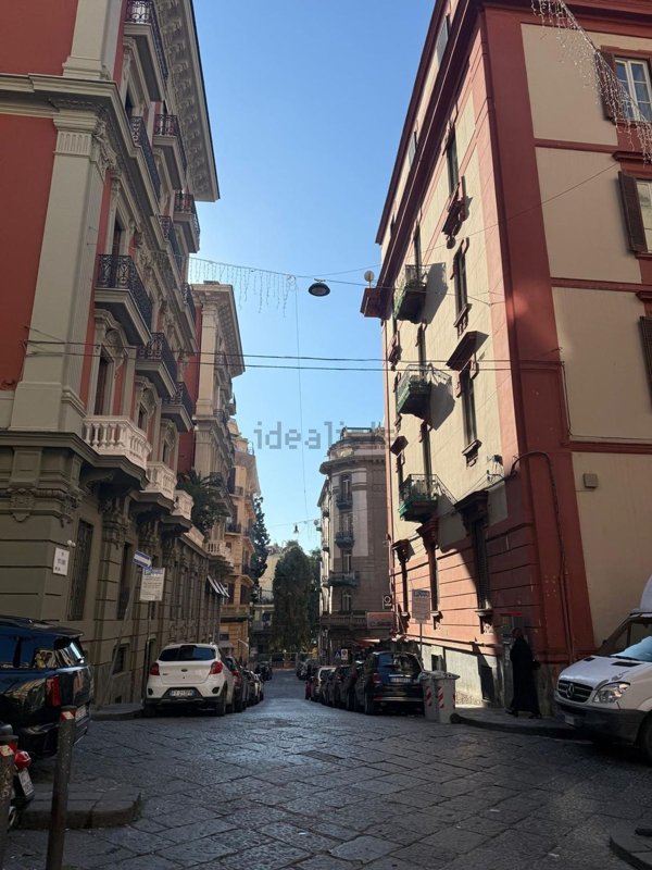 negozio in affitto a Napoli in zona Chiaia
