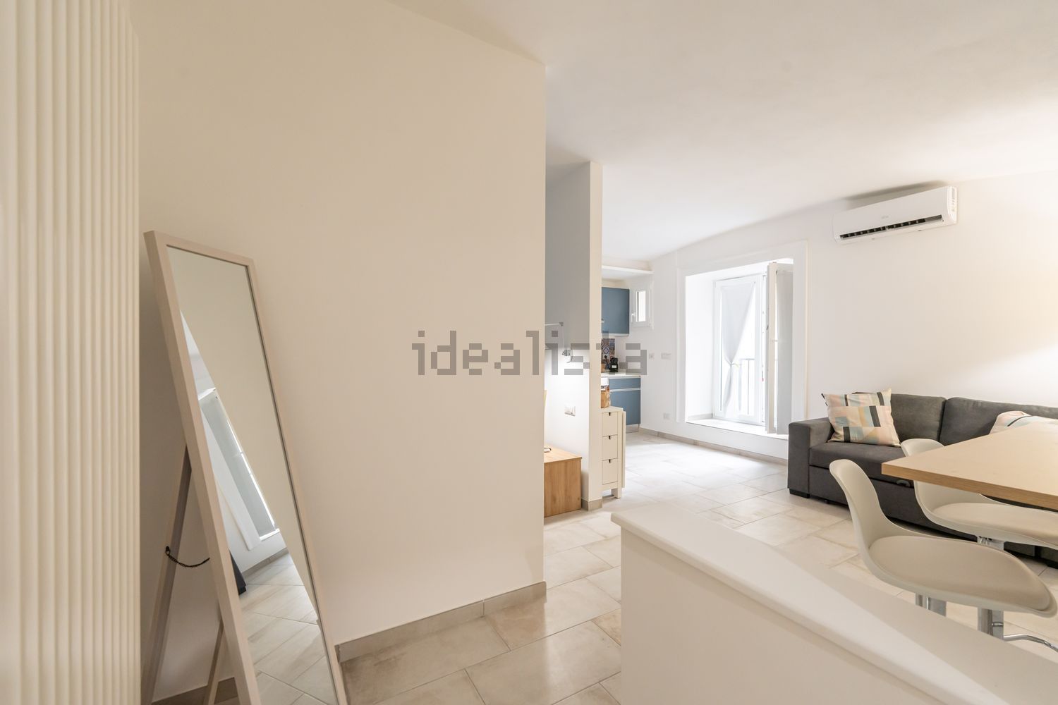 appartamento in affitto a Napoli in zona Chiaia