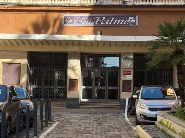 negozio in affitto a Napoli in zona Chiaia