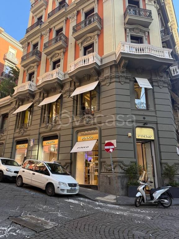 negozio in affitto a Napoli in zona Chiaia