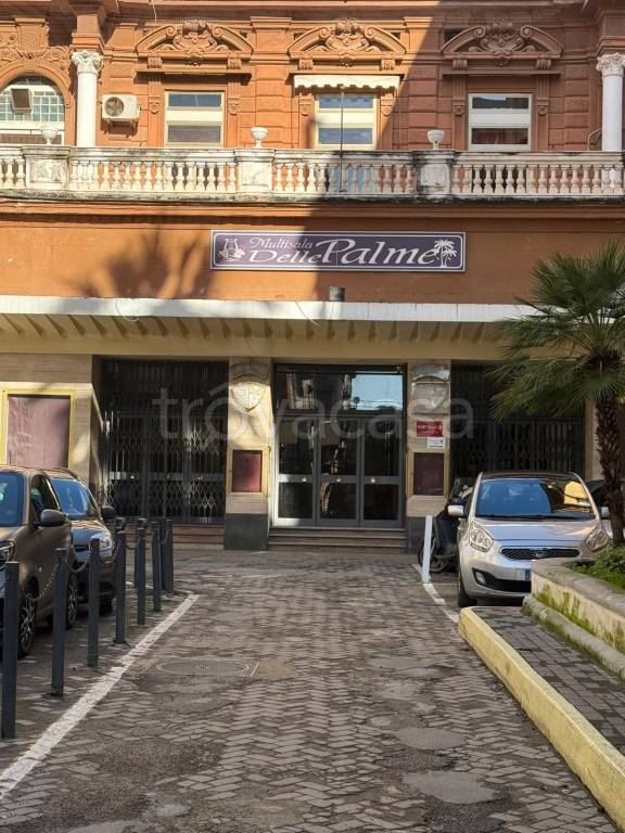 negozio in affitto a Napoli in zona Chiaia