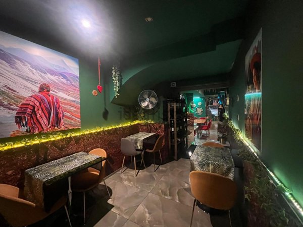 negozio in affitto a Napoli in zona Chiaia