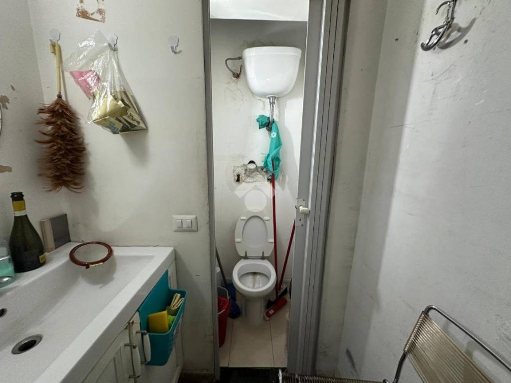 negozio in affitto a Napoli in zona Chiaia