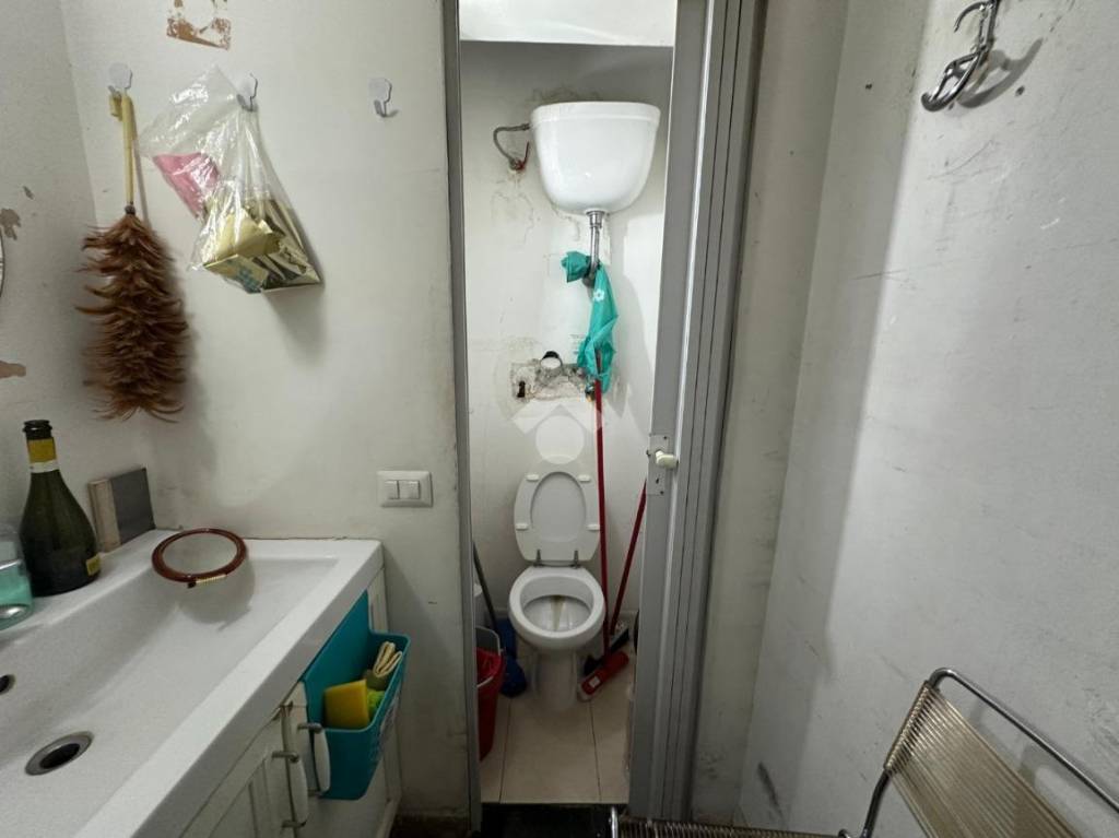 negozio in affitto a Napoli in zona Chiaia