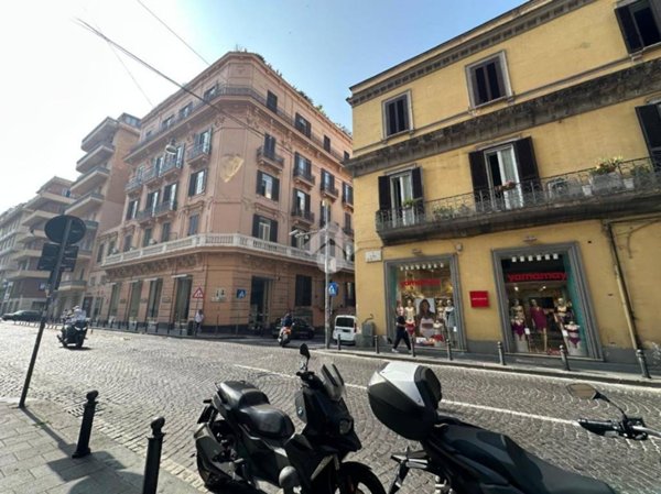 negozio in affitto a Napoli in zona Chiaia