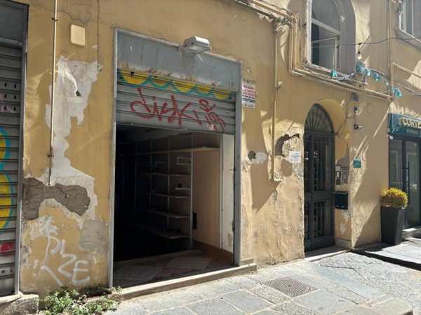 negozio in affitto a Napoli