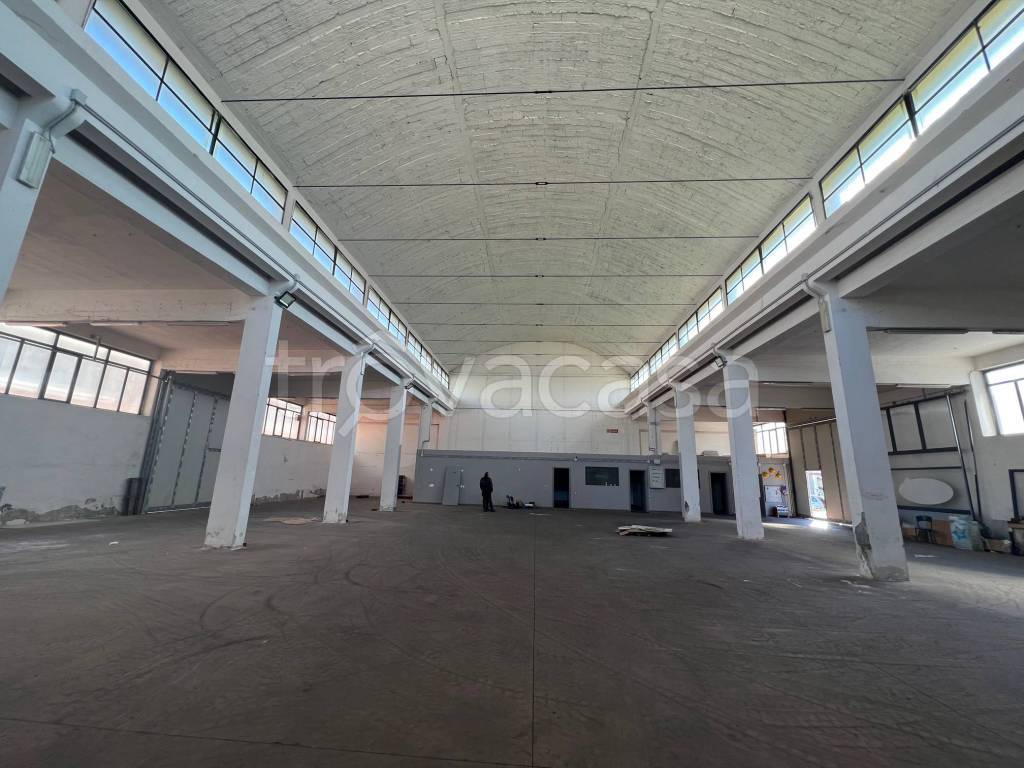 locale commerciale in affitto a Napoli in zona Barra