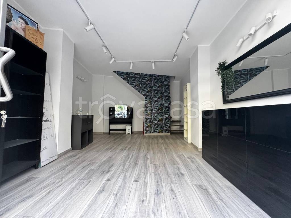 negozio in affitto a Napoli in zona Arenella