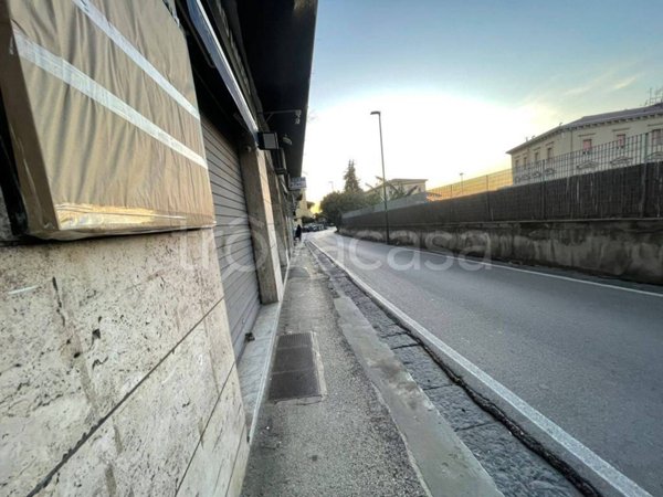 negozio in affitto a Napoli in zona Fuorigrotta