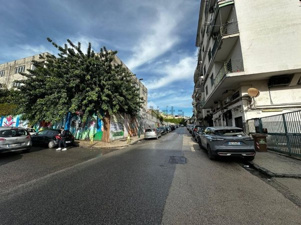locale commerciale in affitto a Napoli in zona Bagnoli