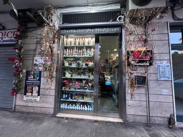 negozio in affitto a Napoli in zona Arenella