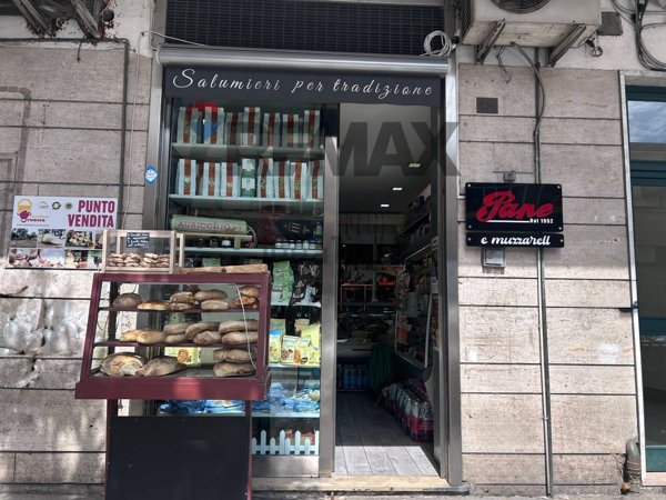 negozio in affitto a Napoli in zona Arenella