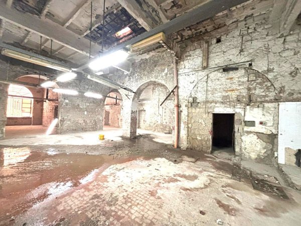 negozio in affitto a Napoli in zona Pendino / San Giuseppe