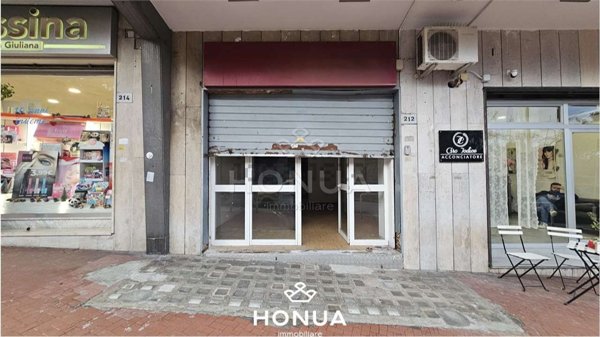 locale commerciale in affitto a Napoli