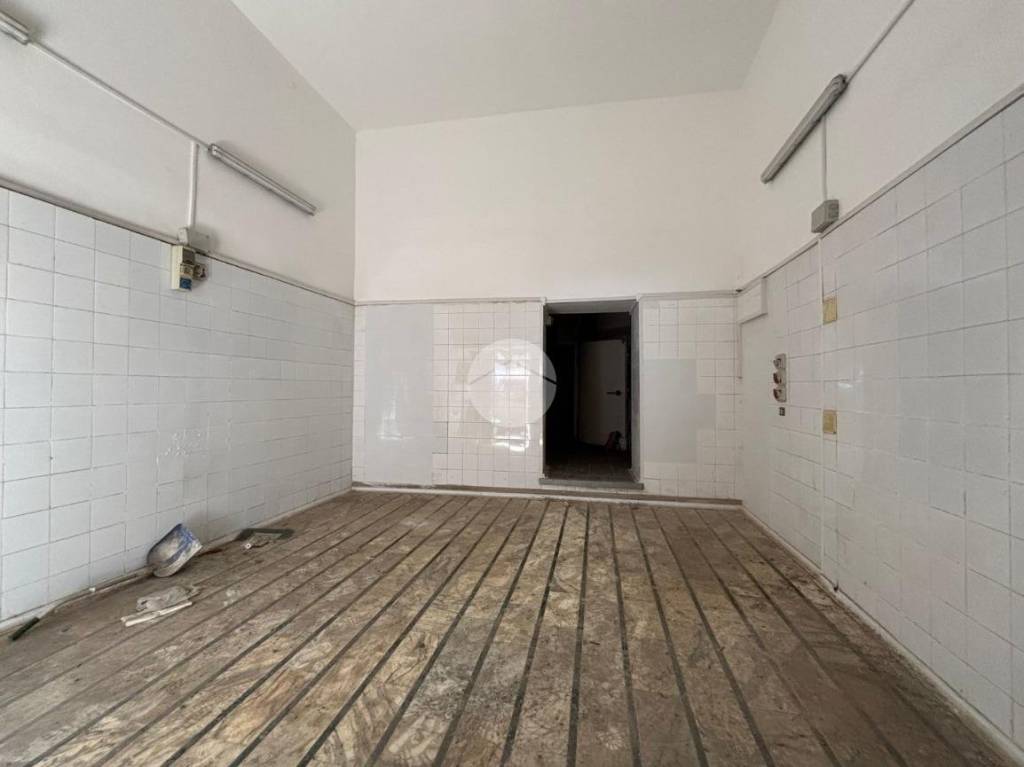 negozio in affitto a Napoli in zona Mercato