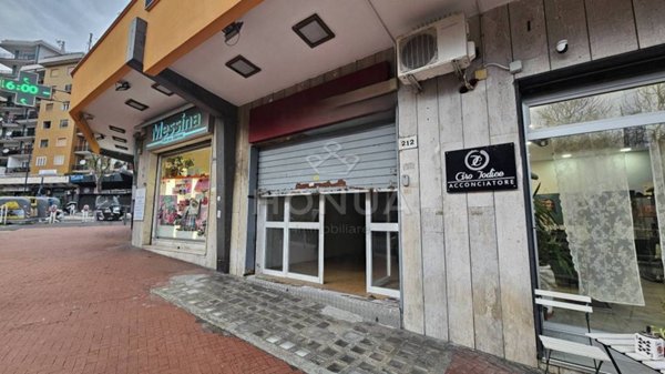 negozio in affitto a Napoli